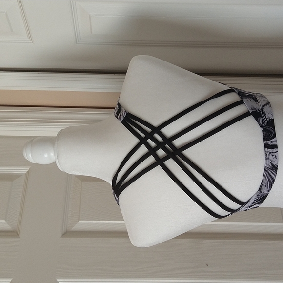 Victoria SPORT Bras - Picture 5 of 8